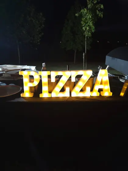 Show cooking pizza