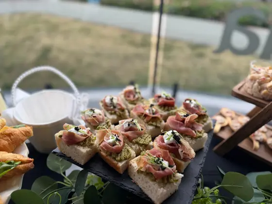 Focaccia s pršutom i stracciatellom