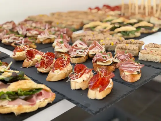 Bruschette s pršutom i kulenom