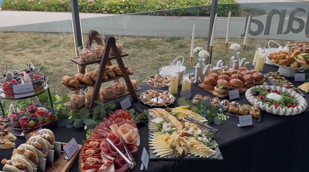 Catering stol s narescima, sirevima, mini burgerima i croissantima