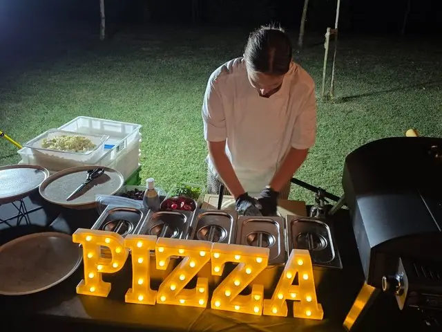 Pizza majstor priprema pizzu uživo na eventu